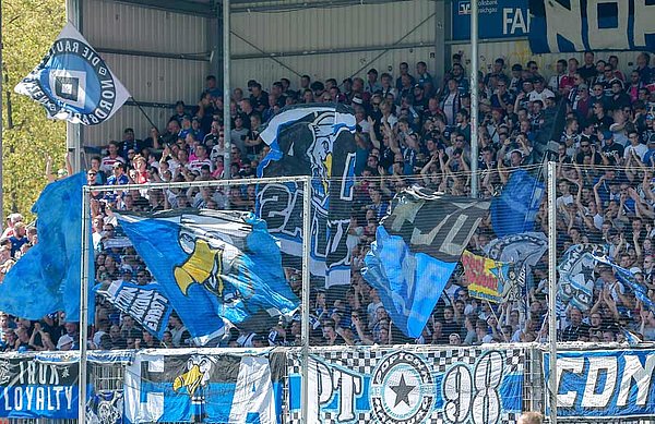 HSV-Fans im Block in Sandhausen