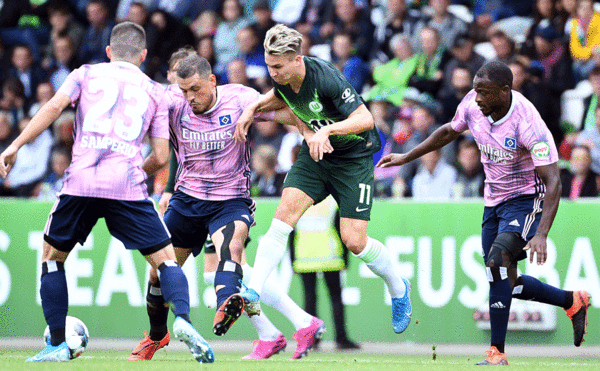 David Kinsombi (rechts) und die Hamburger trafen letztmals im September 2019 auf den VfL Wolfsburg um Felix Klaus (mittlerweile bei Fortuna Düsseldorf). 