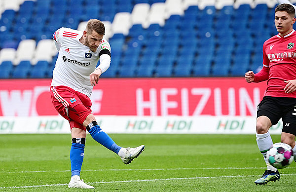 Sein erster Streich: Aaron Hunt zielt, zieht ab und trifft zur 1:0-Führung - das erste seiner drei Tore im Nordduell.