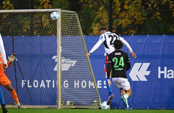 HSV-Goalgetter Davie Selke erzielt in dieser Szene per Kopf die 1:0-Führung für den HSV und legte später per Strafstoß auch noch seinen zweiten Treffer nach.