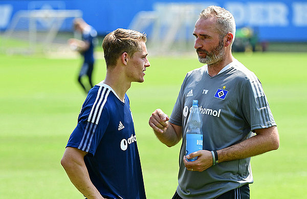 Ständig im Austausch: Trotz seiner Verletzung ist Miro Muheim nah an der Mannschaft dran und bekommt immer wieder Input von Coach Tim Walter.