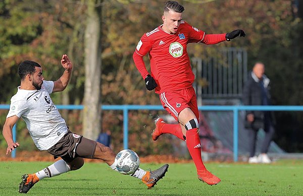 Zweikampf aus dem Spiel HSV gegen FC St. Pauli.