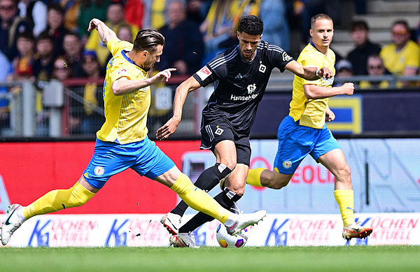 HSV's top goalscorer Robert Glatzel scored twice before the break to give his side a comfortable half-time lead.