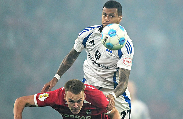 HSV striker Selke had the first real chance of the game with a headed opportunity, but it was Freiburg who scored the first goals of the game.