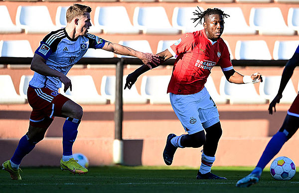 A high-speed duel: Miro Muheim with PSV’s Johan Bakayoko