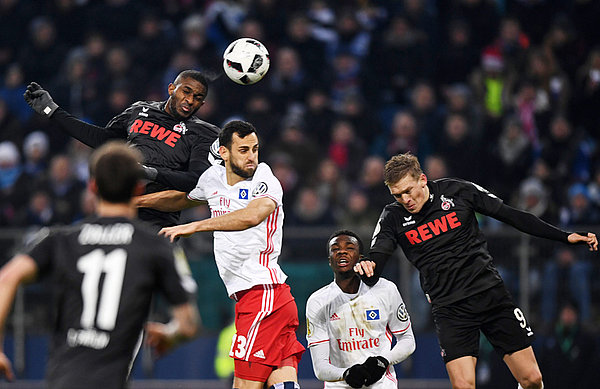 Mergim Mavraj und Anthony Modeste im Kopfballduell.