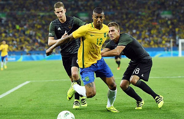 Walace challenges Germany’s Sven Bender and Nils Petersen.