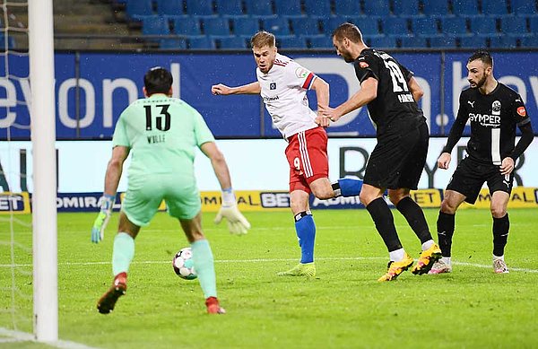 Und wieder einmal steht er goldrichtig und erzielt aus kurzer Distanz die Hamburger Führung: HSV-Mittelstürmer Simon Terodde.