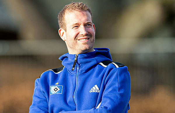 Fußballlehrer Pit Reimers ist bereits seit 2007 für den HSV tätig, hat in dieser Zeit bereits verschiedene Altersklassen des NLZ betreut und verantwortet seit 2020 die U21.