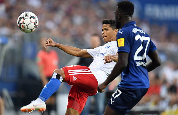 Douglas Santos im Zweikampf um den Ball.