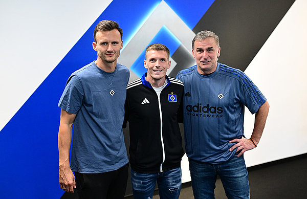 Claus Costa (li.) und Vorstand Stefan Kuntz (re.) begrüßen Emir Sahiti im Volksparkstadion.