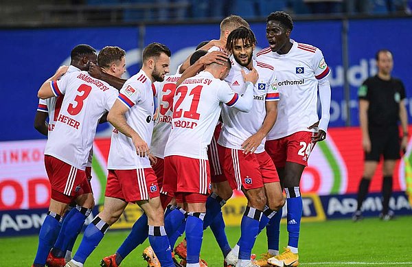 HSV-Team bejubelt Tor gegen den FC St. Pauli.