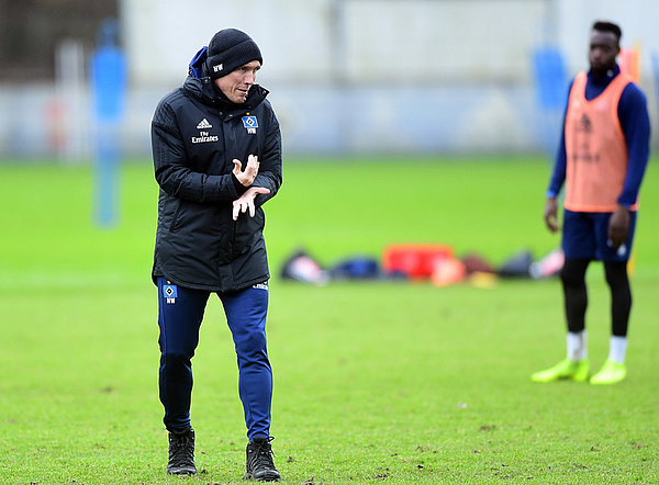 Hannes Wolf grübelt an seiner Taktik. Gegen Union blieb der Fußball-Lehrer in 3 Duellen bislang ungeschlagen. Hannes Wolf notiert auf dem Trainingsplatz etwas auf einem Zettel.