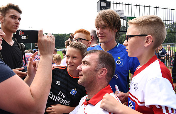 Alen Halilovic umringt von Fans, die ein Foto mit ihm machen. 