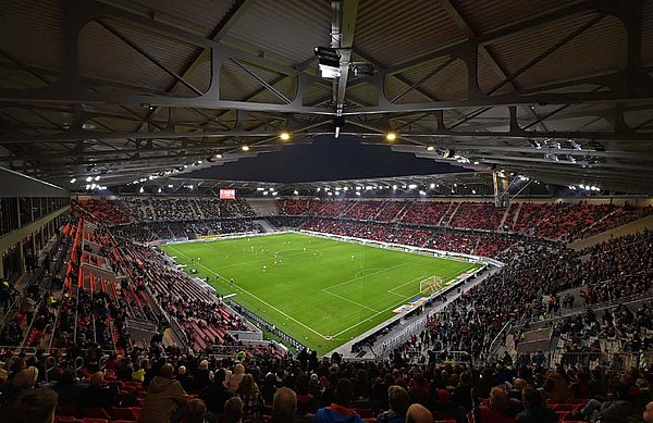 cccNeues Stadion, neuer Glanz, neue Bedingungen: Der HSV gastiert erstmals im 2021 eröffneten Europa-Park Stadion.