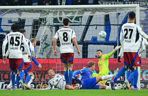 Heuer Fernandes bewahrt den HSV zweimal vor dem Lucky-Punch der Darmstädter - vorne hingegen vergaben die Rothosen ebenfalls den Sieg.