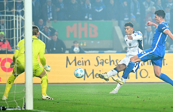 Gleich schlägt's ein: Königsdörffer hat aus spitzem Winkel abgezogen und setzt den Ball an FCM-Keeper Reimann vorbei ins kurze Eck - das frühe 1:0 für den HSV.