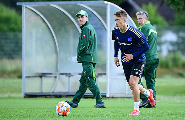 Auch die Greenkeeper haben ihn im Blick: HSV-Neuzugang Miro Muheim arbeitet in Grassau individuell für sein Comeback.