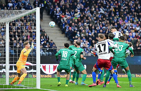 Erste Minute, erster Eckball, erstes Tor: Dennis Hadzikadunic köpft die Muheim-Ecke zum frühen 1:0 ein.