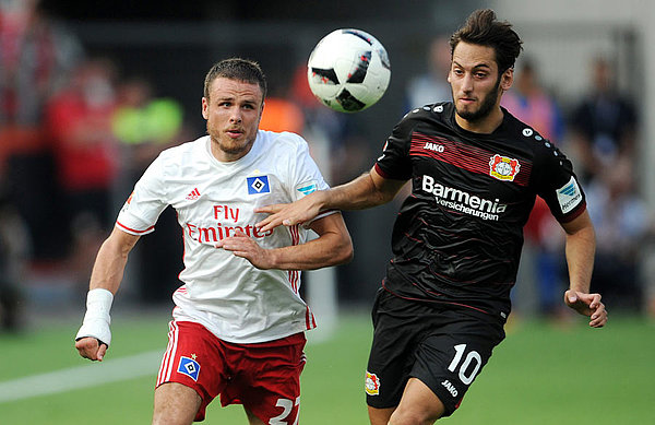 Nicolai Müller im Zweikampf mit Hakan Calhanoglu.