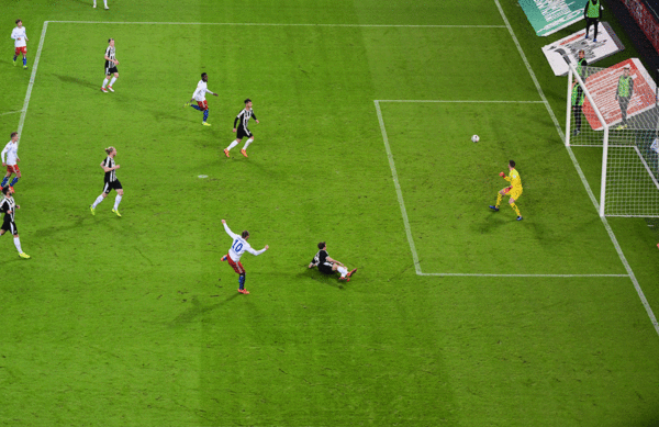 Gleich schlägt es ein! Pierre-Michel Lasogga hat abgezogen und mit diesem wuchtigen Treffer dem HSV die drei Punkte zum Jahresauftakt gesichert.