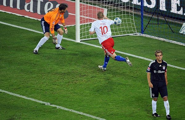 Petric dreht jubelnd ab. Der Ball zappelt im Netz. Butt schaut nur hinterher.