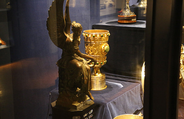 Der DFB-Pokal steht in der Vitrine im HSV-Museum neben zahlreichen anderen Trophäen.