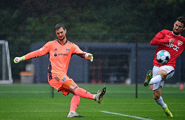 Sven Ulreich schlägt den Ball weg.