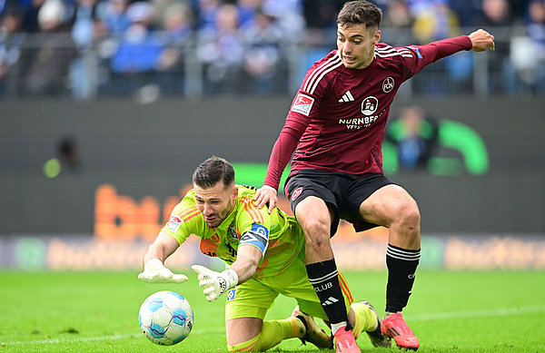 HSV-Keeper Heuer Fernandes rettete gerade in der zweiten Hälfte mehrfach gegen Tzimas und die Nürnberger Angreifer.