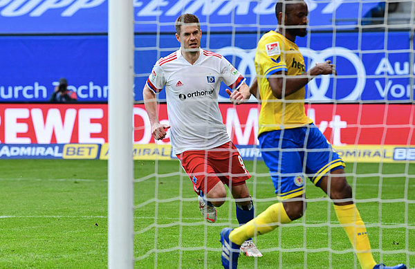 Der Schlusspunkt: Simon Terodde hat den Ball zum 4:0 ins Netz gelupft.