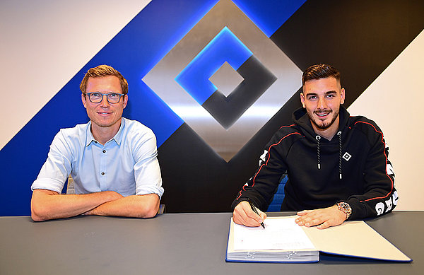 Freuen sich auf die zukünftige Zusammenarbeit: HSV-Sportdirektor Michael Mutzel und Torwart Marko Johansson.