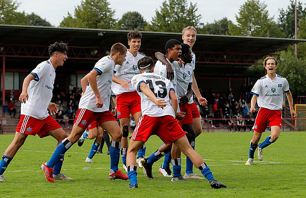 Riesige Freude: U17-Kapitän Posadas erzielte nach einem Eckstoß die Vorentscheidung und sorgte damit für große Erleichterung im Lager der Rothosen.