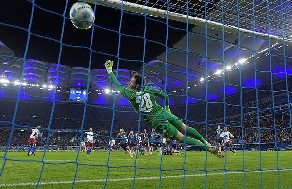 Die Führung: Marco Richter hat den Ball per Freistoß ins obere Eck gezimmert, der HSV führt mit 1:0.