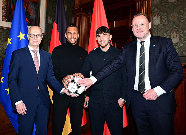 Kamen am Freitag im Hamburger Rathaus zusammen: Bürgermeister Peter Tschentscher, Eric da Silva Moreira, Bilal Yalcinkaya und Sportsenator Andy Grote (v. l. n. r.).