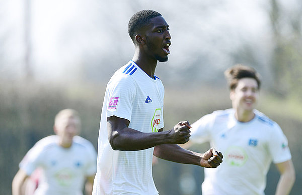 Patric Pfeiffer jubelt über ein Tor für die U21 des HSV.