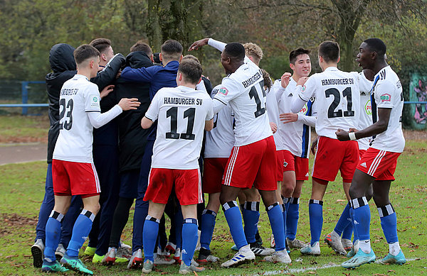 Die U17 bejubelt den Derbysieg