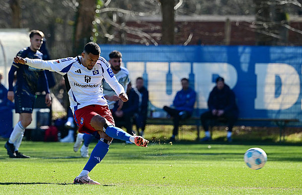 Das Comeback-Tor: Robert Glatzel verwandelt sicher vom Elfmeterpunkt und erzielt das 1:0.