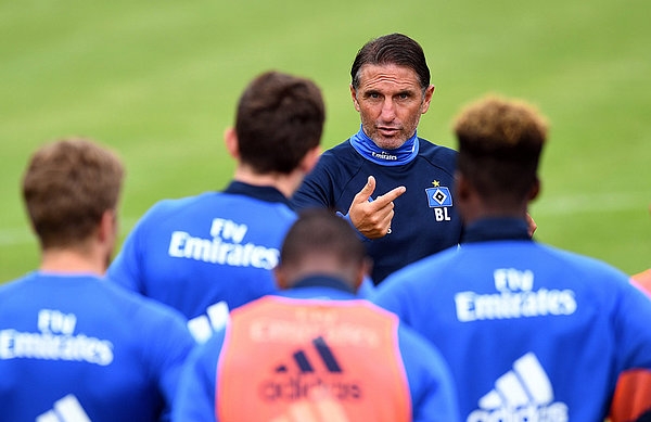 Im Hinblick auf die neue Saison fordert der Coach von seinen Spielern höchste Konzentration. Die Richtung gibt Labbadia vor. Trainer Bruno Labbadia auf dem Trainingsplatz im Austausch mit seinen Spielern.