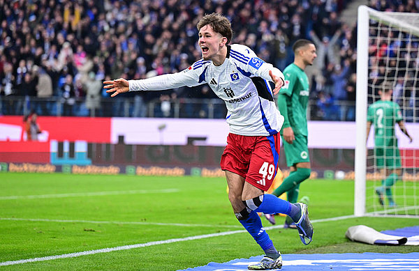 Der Augenblick des Spiels: Otto Stange erzielt nach seiner Einwechslung das 5:0 und bringt mit einem ersten Profi-Tor das Volksparkstadion zum Beben.