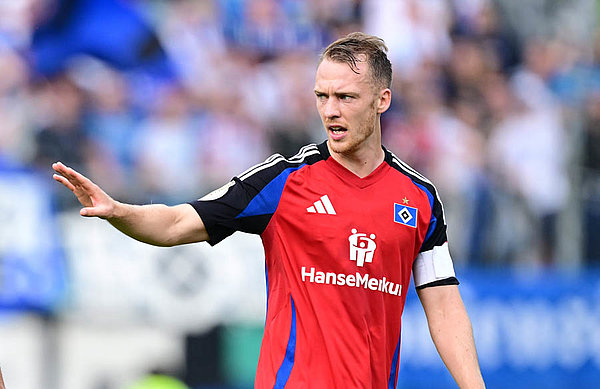 Führt das HSV-Team auf und abseits des Platzes seit der Saison 2021/22 bemerkenswert an: Kapitän Sebastian Schonlau. 