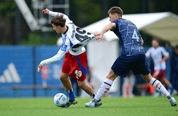 Nachwuchsangreifer Otto Stange war sehr präsent und holte in der 80. Minute einen Elfmeter für den HSV heraus.  