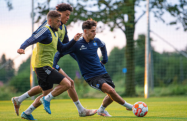 Im Zweikampf ist Ludovit Reis ein unnachgiebiger Widersacher. Hier behauptet er sich gegen Tim Leibold und Jonas David.